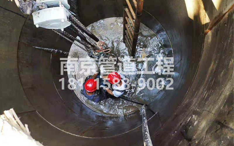 242三牌楼污水池清理