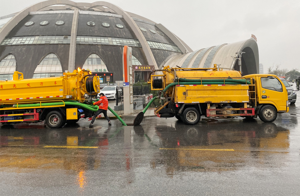 271三牌楼商场管道清淤